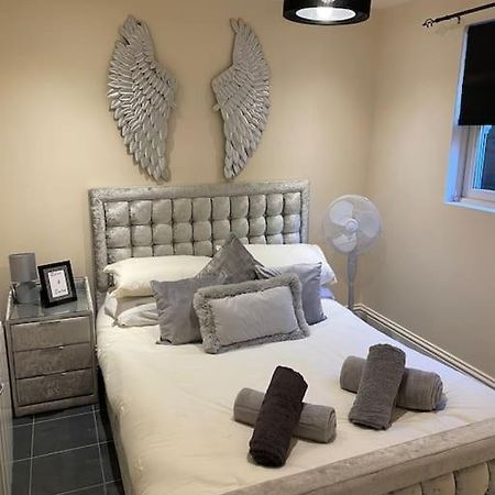 Appartamento Flat 3 Meadow View Cozy Getaway Hurst Esterno foto