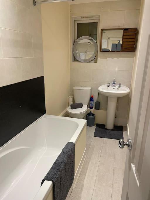 Appartamento Flat 3 Meadow View Cozy Getaway Hurst Esterno foto